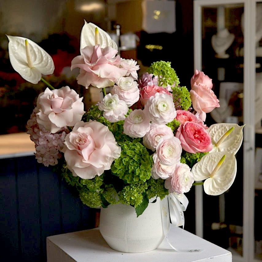 Colette, the arrangement seen from the front